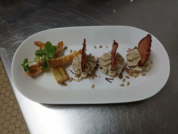 Crème d'artichaud tuile chorizo