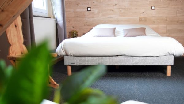Chambre double avec lit queen size et vue montagne à réserver dans l'hôtel à Saint Lary Soulan : La Sapinière***