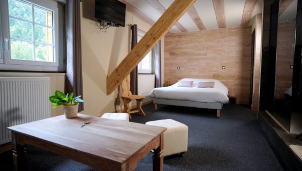 Chambre double avec lit queen size et vue montagne à réserver dans l'hôtel à Saint Lary Soulan : La Sapinière***