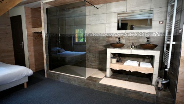 Chambre double avec lit queen size et vue montagne à réserver dans l'hôtel à Saint Lary Soulan : La Sapinière***