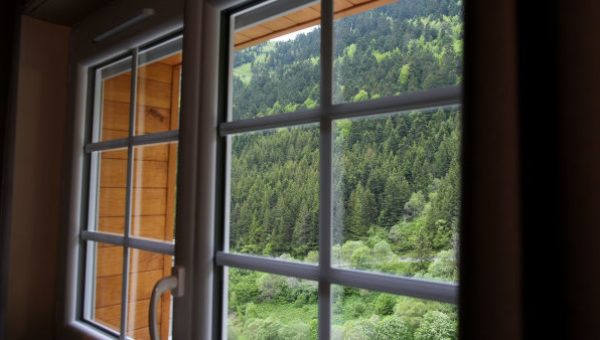 Chambre double avec lit queen size et vue montagne à réserver dans l'hôtel à Saint Lary Soulan : La Sapinière***