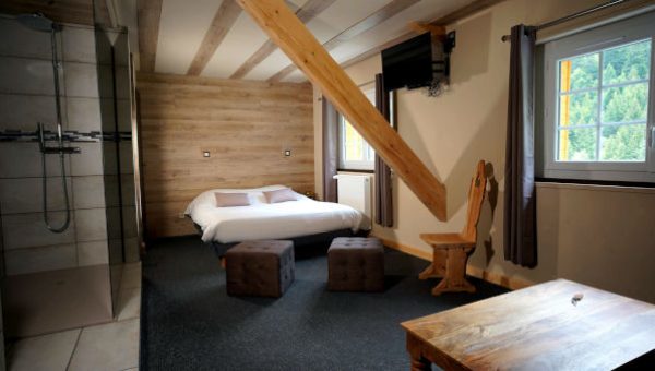 Chambre double avec lit queen size et vue montagne à réserver dans l'hôtel à Saint Lary Soulan : La Sapinière***