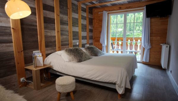 Chambre medium avec lit queen size et vue montagne à réserver dans l'hôtel à Saint Lary Soulan : La Sapinière***