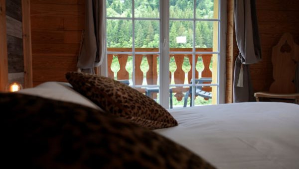 Chambre medium avec lit queen size et vue montagne à réserver dans l'hôtel à Saint Lary Soulan : La Sapinière***