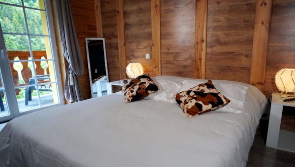 Chambre medium avec lit queen size et vue montagne à réserver dans l'hôtel à Saint Lary Soulan : La Sapinière***