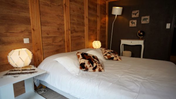 Chambre medium avec lit queen size et vue montagne à réserver dans l'hôtel à Saint Lary Soulan : La Sapinière***