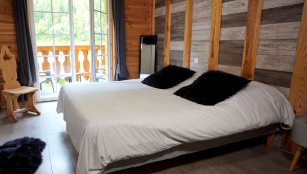 Chambre medium avec lit queen size et vue montagne à réserver dans l'hôtel à Saint Lary Soulan : La Sapinière***