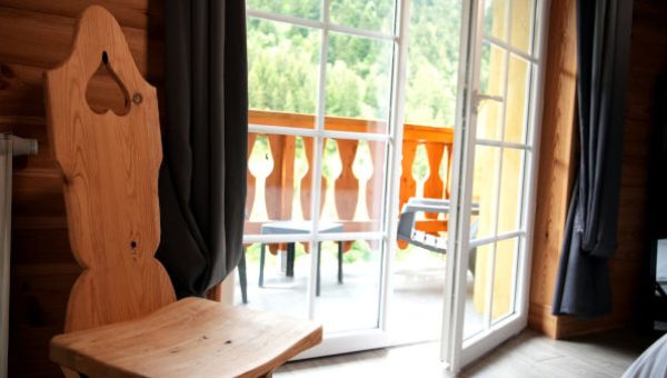 Chambre medium avec lit queen size et vue montagne à réserver dans l'hôtel à Saint Lary Soulan : La Sapinière***