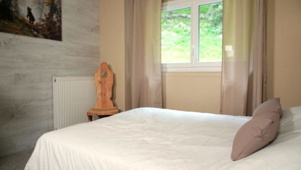 Suite simple avec lit double standard à réserver dans l'hôtel à Saint Lary Soulan : La Sapinière***