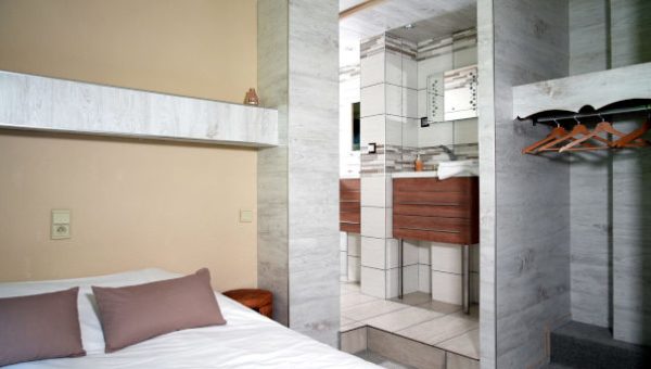 Suite simple avec lit double standard à réserver dans l'hôtel à Saint Lary Soulan : La Sapinière***