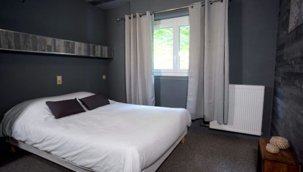 Suite simple avec lit double standard à réserver dans l'hôtel à Saint Lary Soulan : La Sapinière***