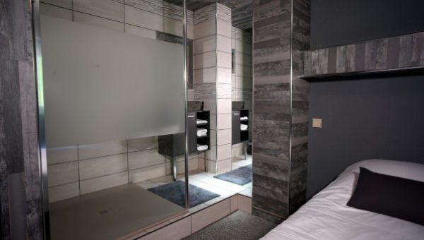 Suite simple avec lit double standard à réserver dans l'hôtel à Saint Lary Soulan : La Sapinière***